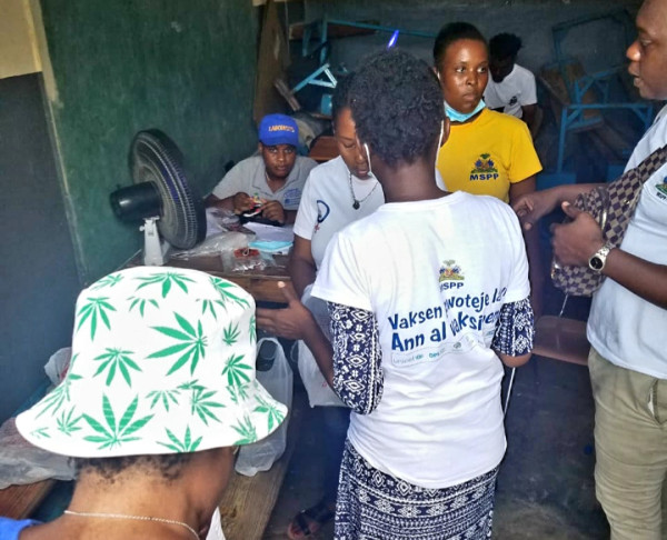 Port-au-Prince: 1ère journée de clinique mobile pour des déplacés fuyant l'offensive des gangs