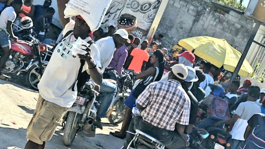 Des chauffeurs de moto paralysent la circulation à Fontamara et réclament justice pour Kervensley Hillaire