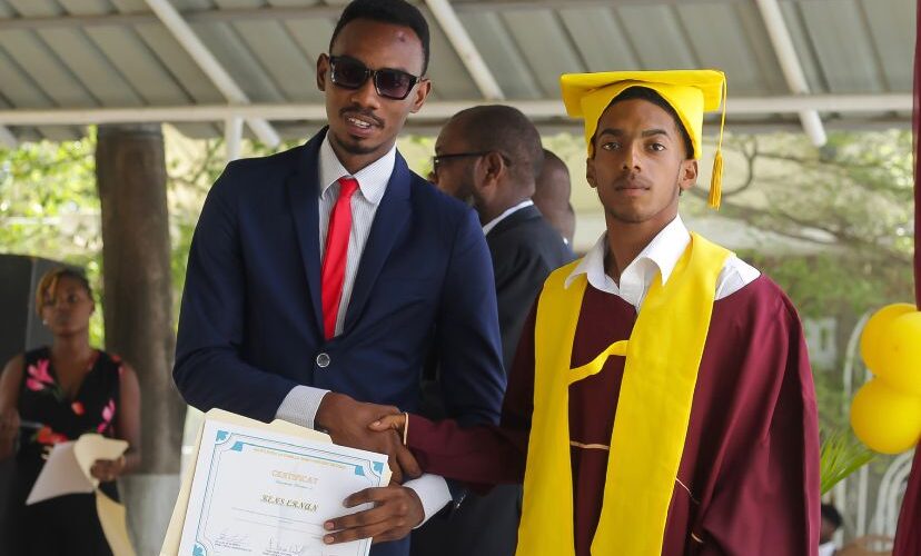 Haïti : Sonlay Chérisier a remis des bourses d'études aux élèves de l'institution la Famille Saint Vincent