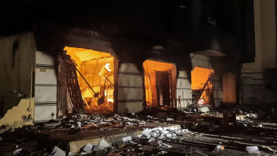 Le Parlement libyen saccagé et incendié par des manifestants en colère
