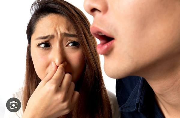 Mauvaise haleine : les 6 causes les plus fréquentes selon un médecin