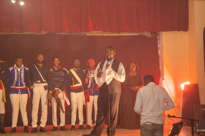 Le réalisateur Hed’D Benton’N remercie le public après la fin de la pièce