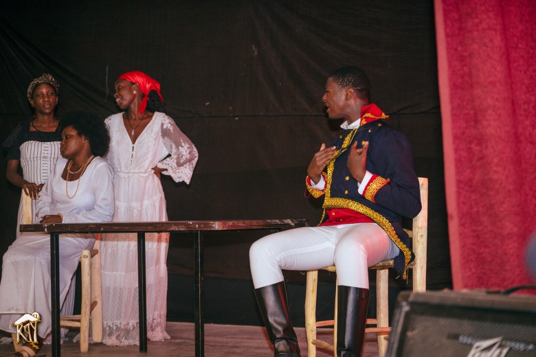 Trois femmes actrices incarnant Marie, Marie Sainte Dédée Bazile dite ‘Défilé la Folle’ et Zazou, qui viennent avertir Dessalines de ses dérives dans la gouvernance.