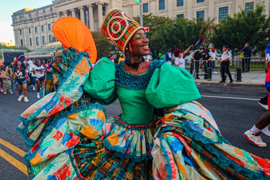 Des danseurs performant “L’esprit d’Haïti” en costumes conçus par Michel Chataigne lors du défilé du Carnaval de Brooklyn, le lundi 1er septembre 2025. Photo par Bill Farrington.