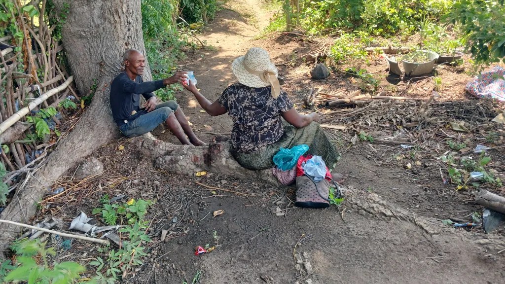 Marianne et sa voisine, Fanius Augustion, partagent leur déjeuner dans Lakay Restaurant à Cap-Haïtien, le 24 juin 2025. Photo par Edxon Francisque pour The Haitian Times.