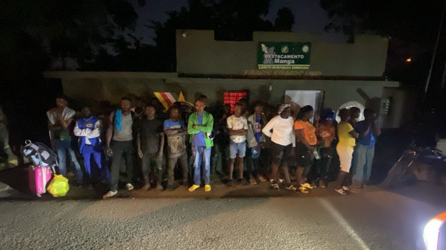 Armée interceptant 30 étrangers en situation irrégulière et saisissant des motos à Guayubín, Montecristi