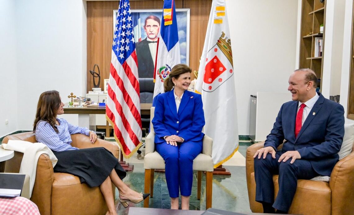 Ambassadeur des États-Unis et Vice-Président en visite chez le maire de Santiago de los Caballeros
