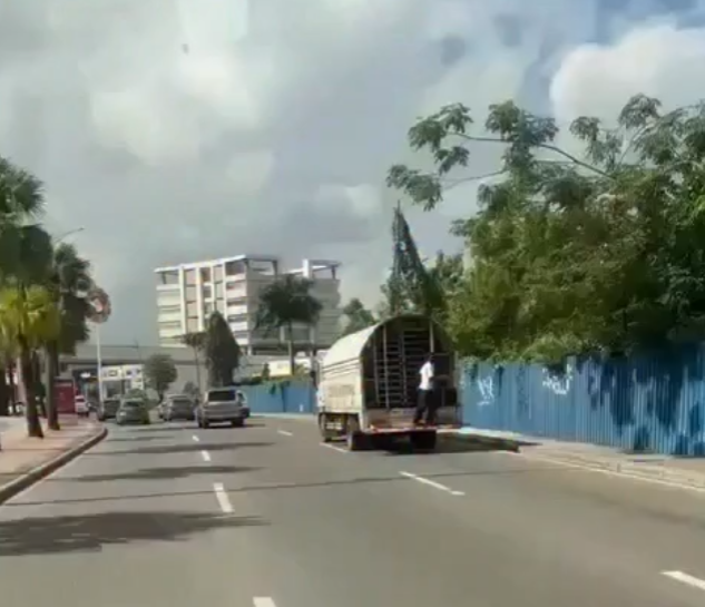 Inquiétudes de sécurité après des migrants qui sautent d’un camion DGM en marche