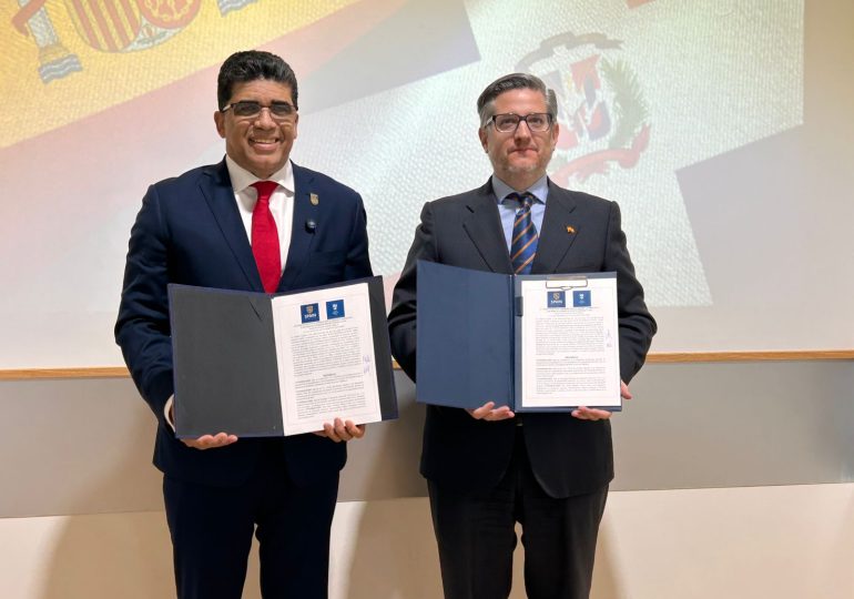 Le maire Dío Astacio signe un accord de coopération avec l'École de commerce espagnole