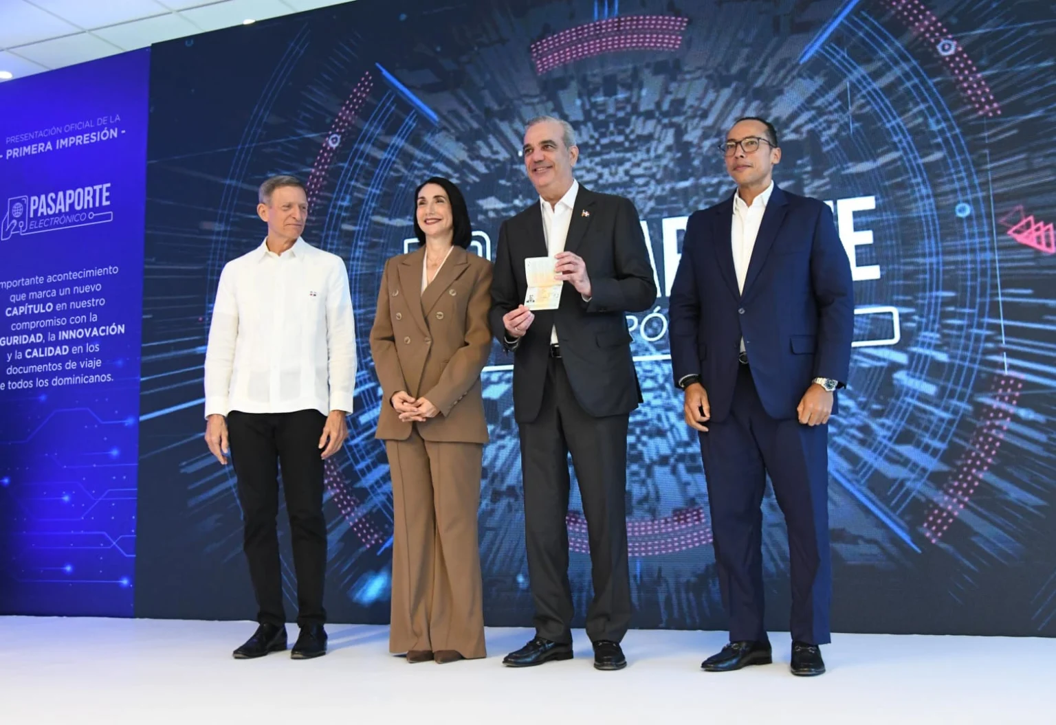 Le président Abinader dévoile le tout premier passeport électronique dominicain