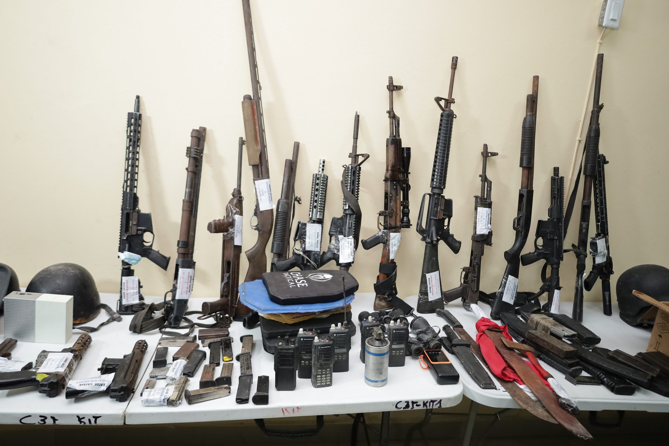 PNH saisit des dizaines d'armes lors de vastes opérations contre les gangs en progression