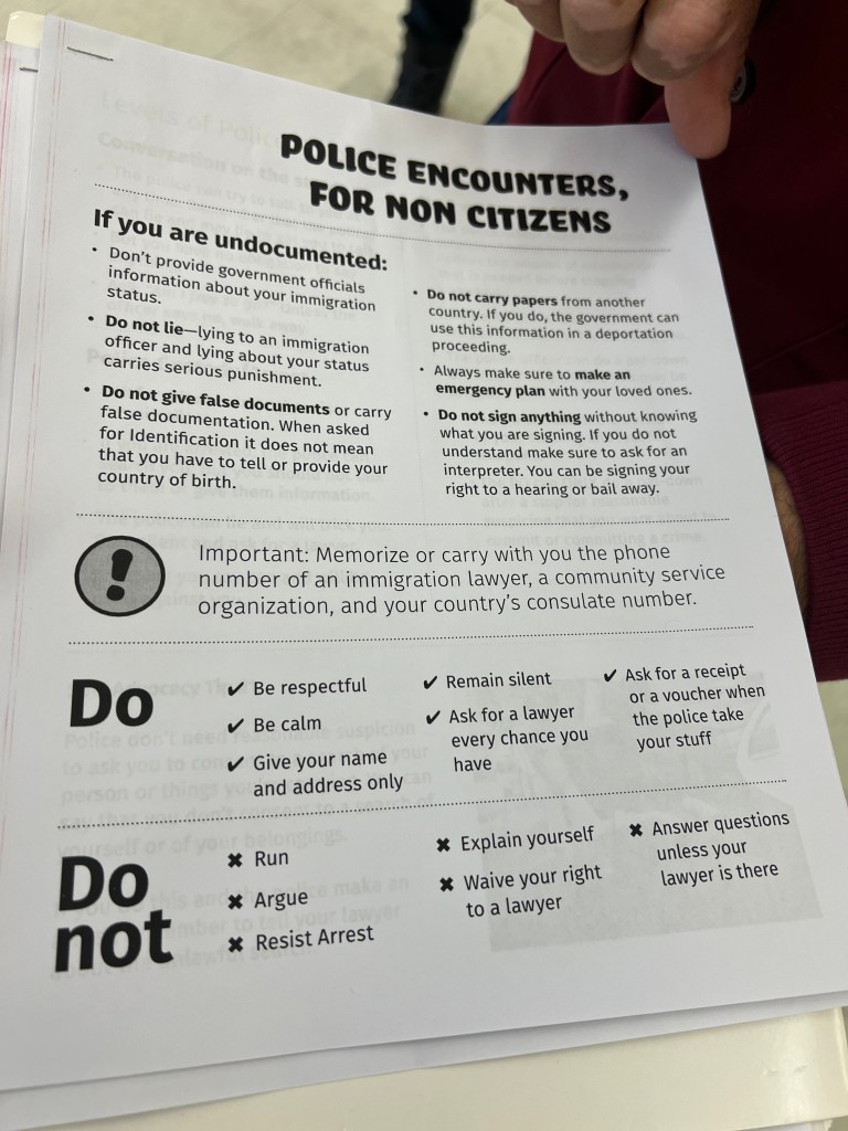 Des organisateurs ont montré les ressources disponibles pour les immigrants haïtiens face à l’incertitude, notamment des fiches de planification familiale, lors de la conférence à Life of Hope, mercredi 4 février 2026. Photo par Loretta Chin / Haitian Times