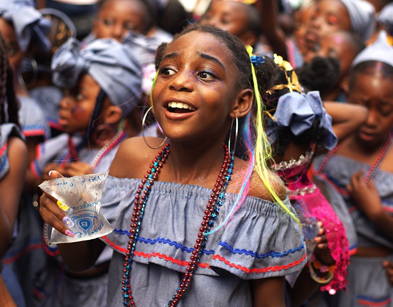 A young girl in awe during Le Carnaval des Tout-Petits parade in Cap-Haïtien on Feb. 12, 2026. Photo by Onz Chéry/ The Haitian Times