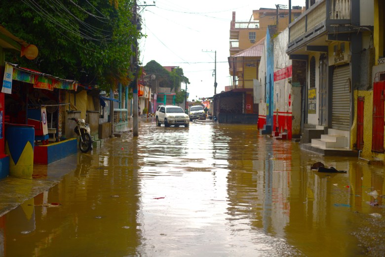 Une rue de Cap-Haïtien inondée, après plusieurs heures de pluie, le mardi 24 février 2026. Photo par Onz Chéry / The Haitian Times