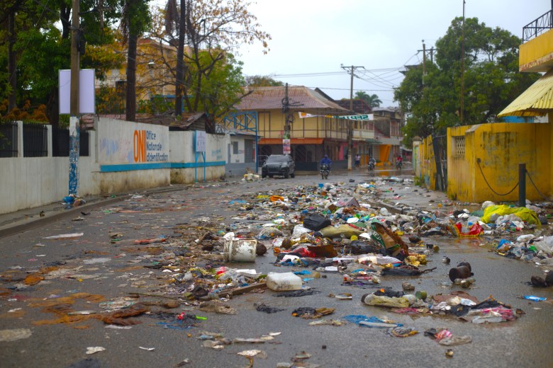 Dechets sur la route près du Bureau National d’Identification (ONI) mardi 24 février 2026. Photo par Onz Chéry / The Haitian Times