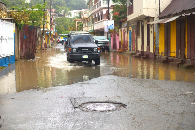 Une rue de Cap-Haïtien, connue pour ses inondations, présente seulement de petites flaques d’eau mardi 24 février 2026. Photo par Onz Chéry / The Haitian Times