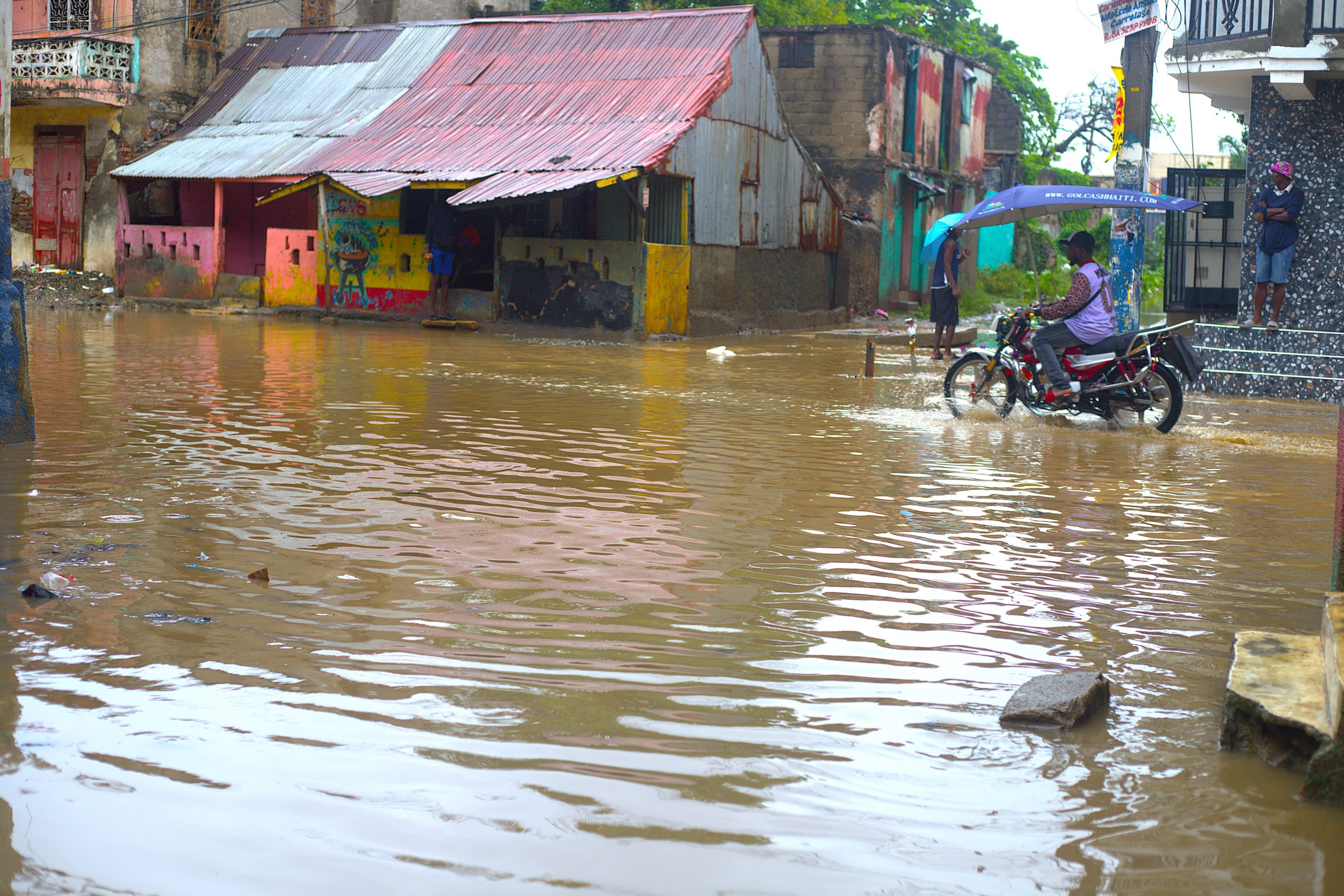 Cap-Haïtien : lutte contre les inondations après de fortes pluies qui ont éclaboussé le centre-ville et perturbé la vie quotidienne | Photos