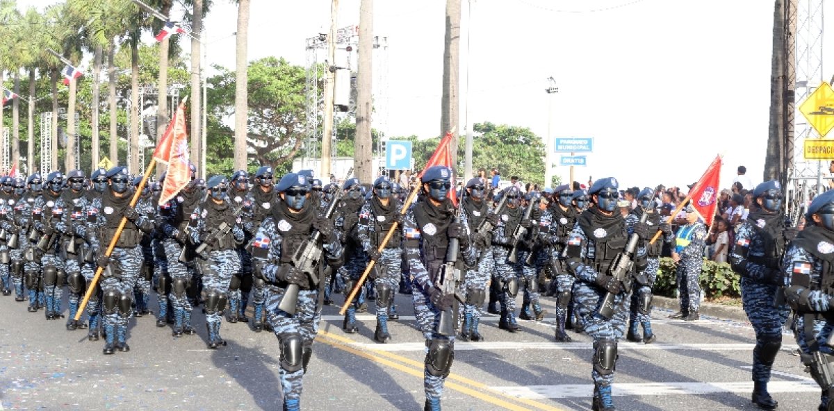 Défilé sur la Promenade : Participants mettent en avant leur talent et leur modernité