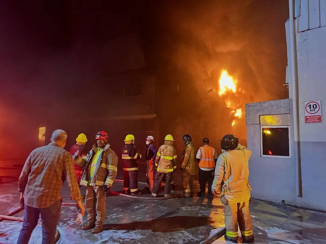 Incendie majeur à Haina : un vaste feu détruit une usine de fabrication de plastique