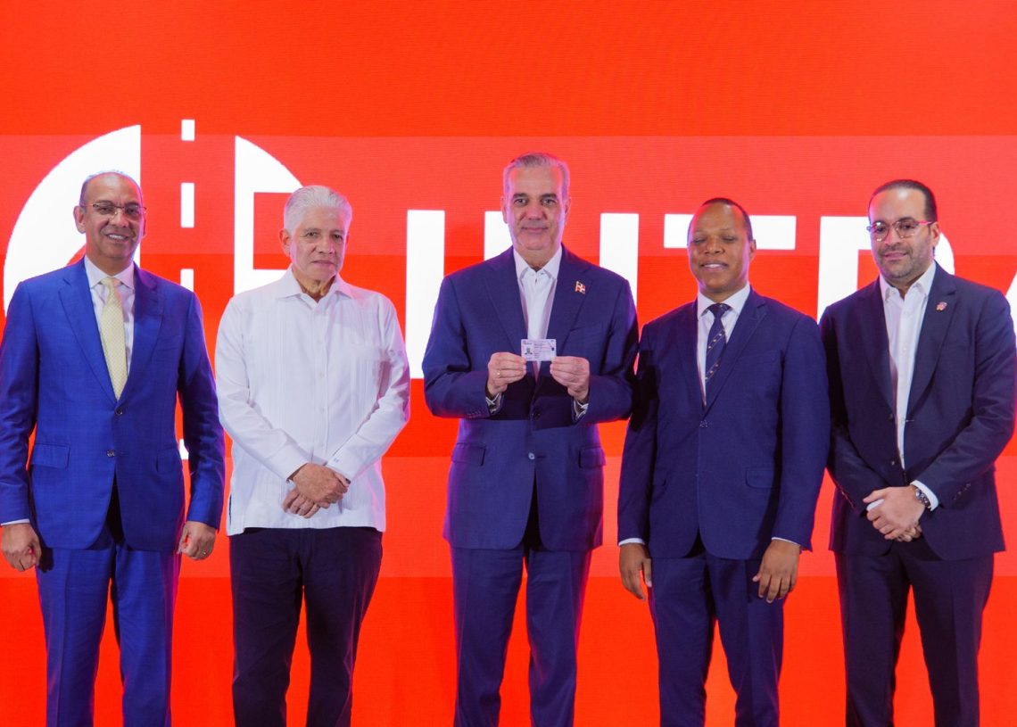 Le président Abinader remet la toute première nouvelle carte de permis de conduire en République Dominicaine