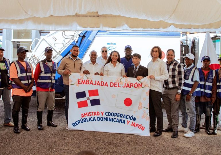 Santo Domingo Norte reçoit des camions de collecte des déchets offerts par le Japon