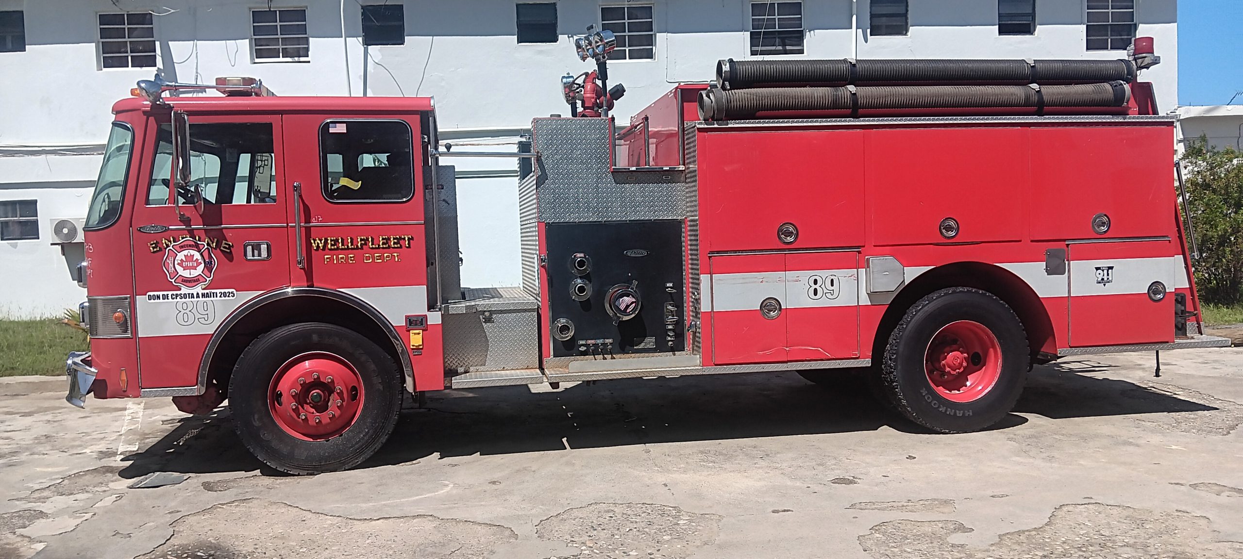 Les habitants de Port-de-Paix accueillent le premier camion de pompiers depuis des décennies, espérant un retour durable du service d’incendie