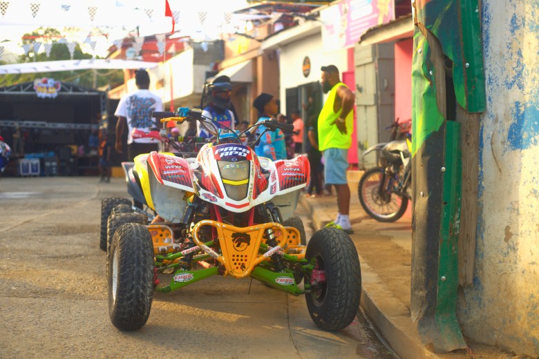 Une quads est stationnée sur le bord de la route avant le début de la Ruff Ryders Block Party le 7 mars 2026 à Cap-Haïtien. Photo par Onz Chéry / The Haitian Times.