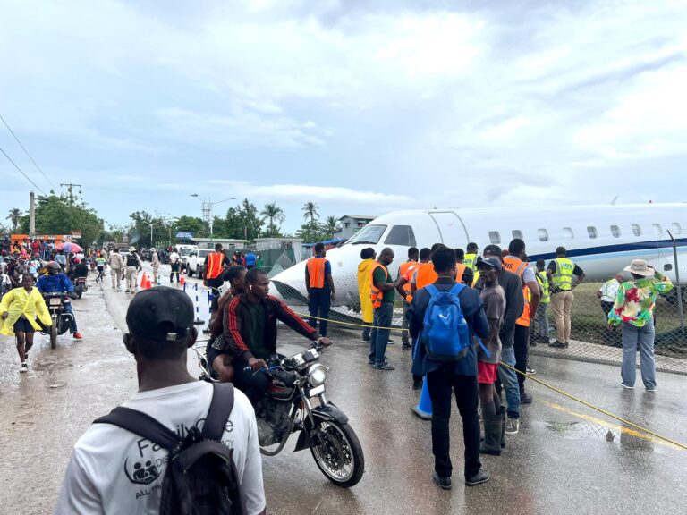 atterrissage mouvementé à Les Cayes, en Haïti : skid de l'IBC dévié de la piste sans faire de blessés