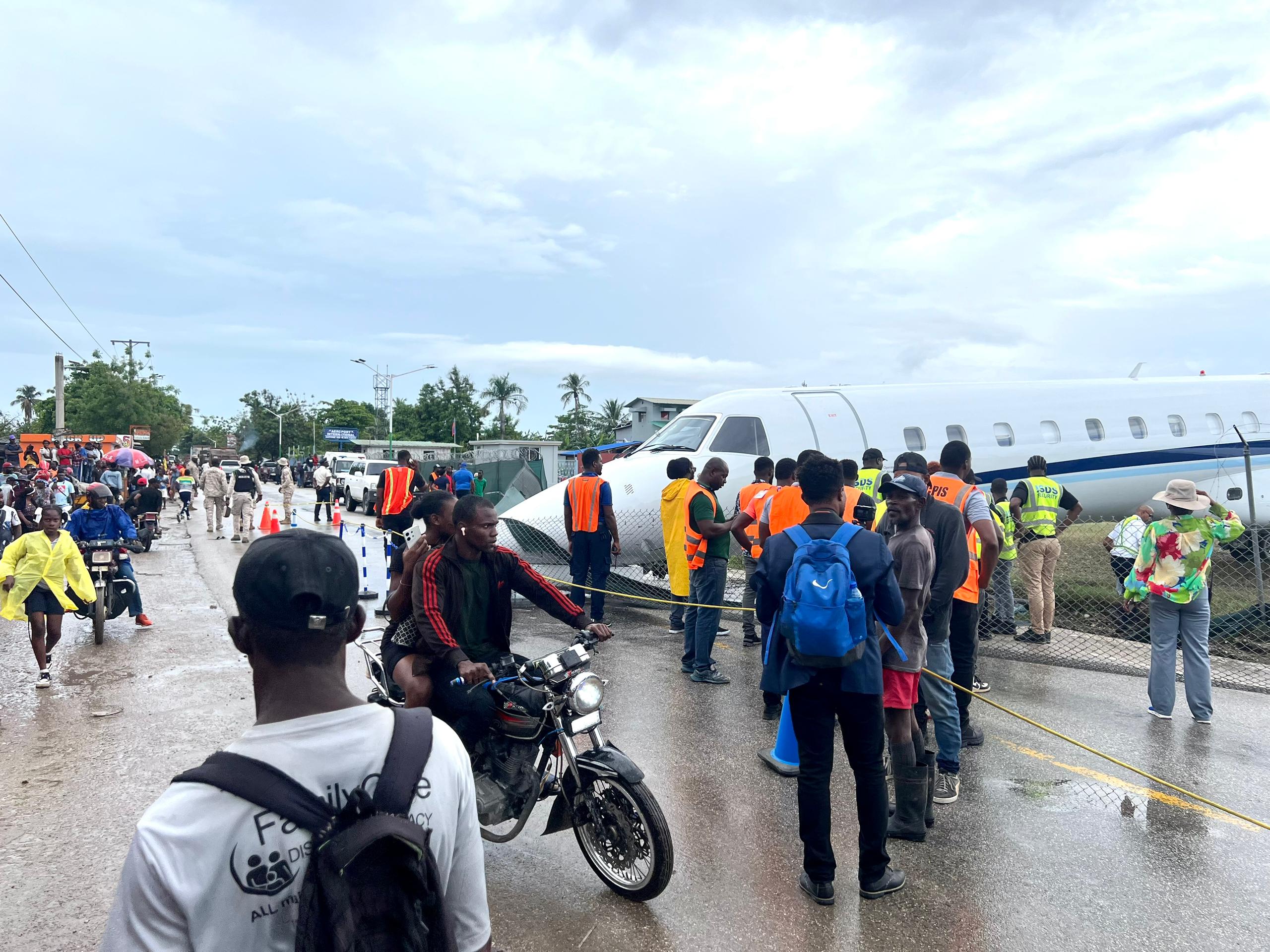 atterrissage mouvementé à Les Cayes, en Haïti : skid de l'IBC dévié de la piste sans faire de blessés