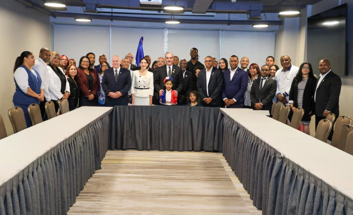 Abinader rencontre les leaders de la communauté dominicaine au Chili