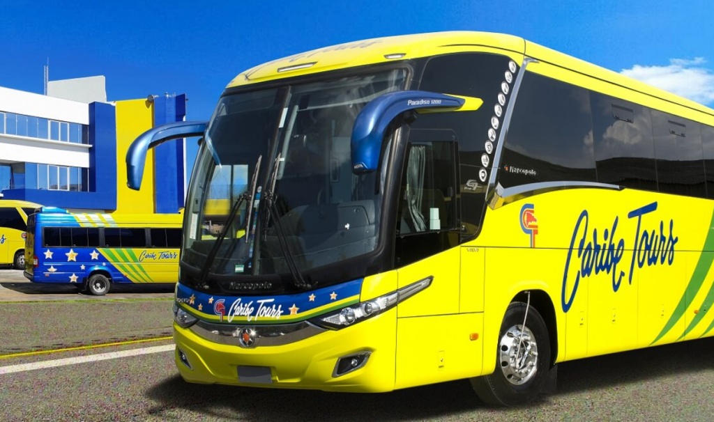 Accident de bus Caribe Tours sur l’autoroute Duarte : le conducteur bloqué à l'intérieur