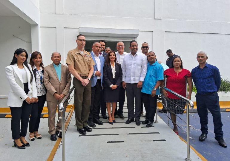 Ambassade des États-Unis : don de dispositifs d’aide pour le Conadis