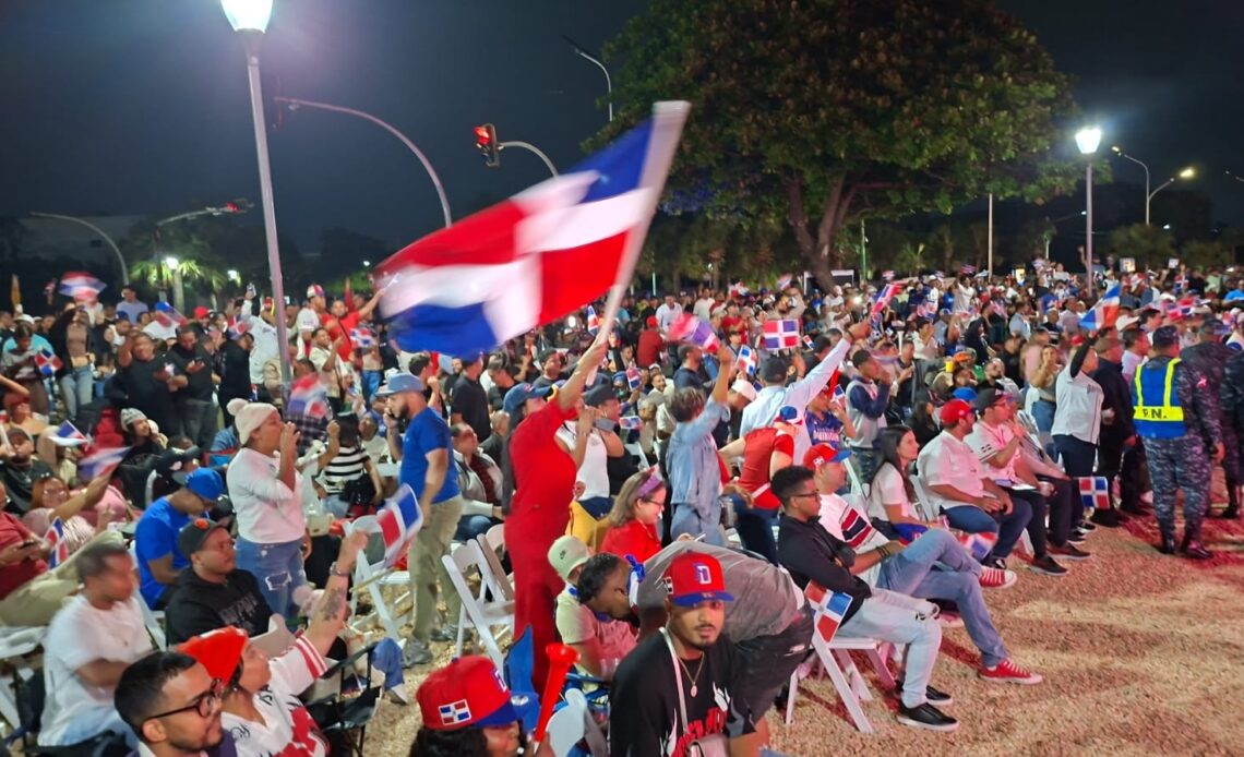Le Malecón pris d'assaut par la foule pour soutenir les équipes de baseball lors de la Coupe du Monde de Baseball