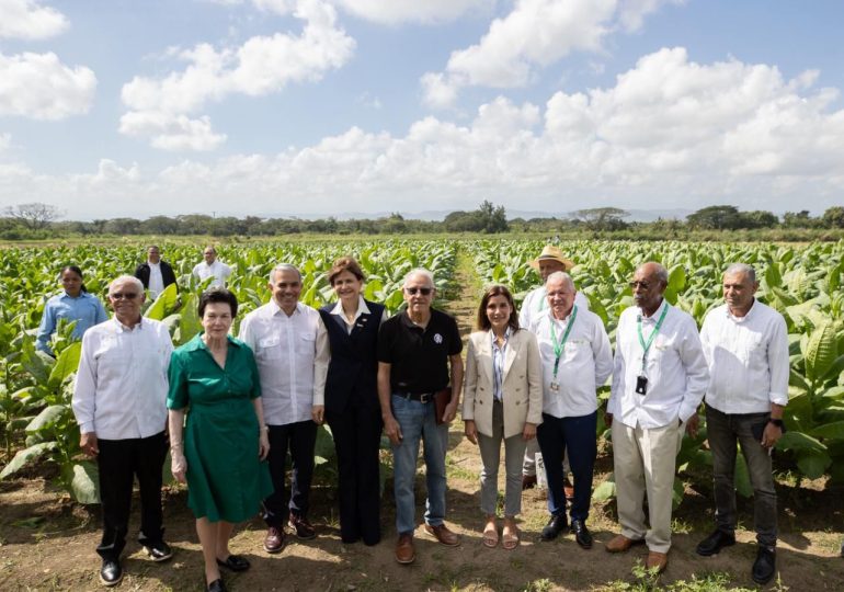 Vice-Président Peña et Ambassadeur des États-Unis en visite dans l'industrie du tabac en République Dominicaine