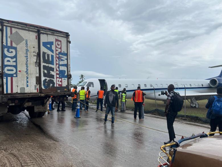 Les autorités aéroportuaires sécurisent la zone du côté de la route près de l’aéroport de Les Cayes, où l’avion d’IBC Airways a atterri accidentellement le 20 mars 2026 pour éviter des pertes humaines. Photo de Jordany Junior Verdieu pour The Haitian Times.