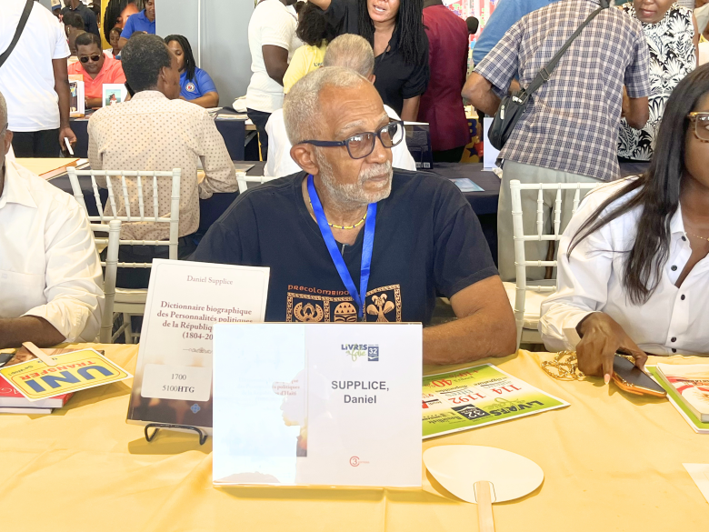 Le poète haïtien Daniel Supplice lors de l’édition 32 de Livres en Folie à l’hôtel El Rancho à Pétion-Ville, le jeudi 4 juin 2026. Photo by Juhakenson Blaise / The Haitian Times