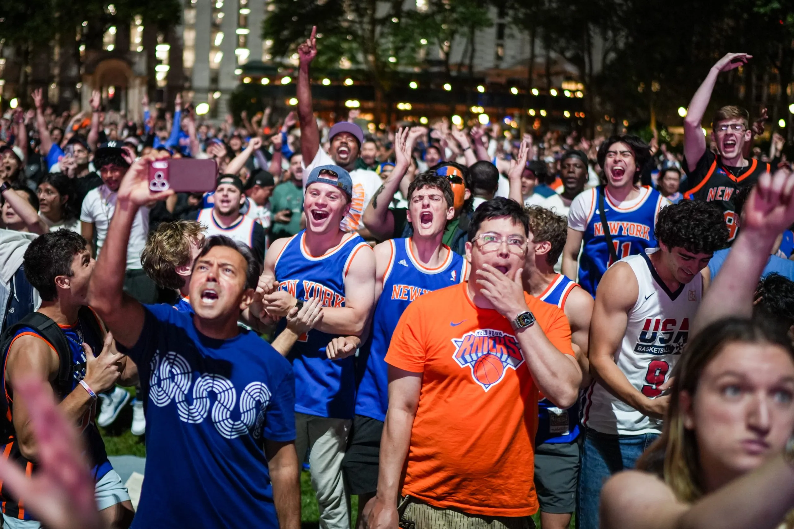 L’engouement pour les Knicks rencontre la ferveur de la Coupe du Monde : comment les bars de football de New York gèrent les deux événements simultanément