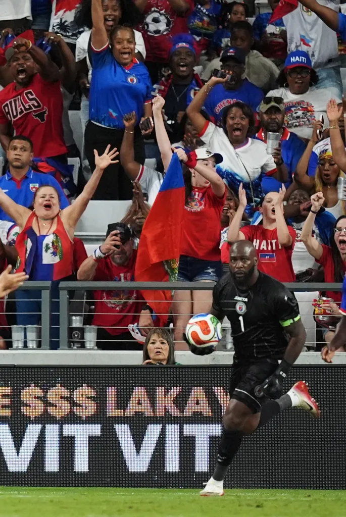 Supporters haïtiens, dont Johnny Placide (1) en gardien, stoppent une tentative de but lors d’un match amical contre le Pérou, à Miami, le 5 juin 2026. (AP Photo/Rebecca Blackwell)