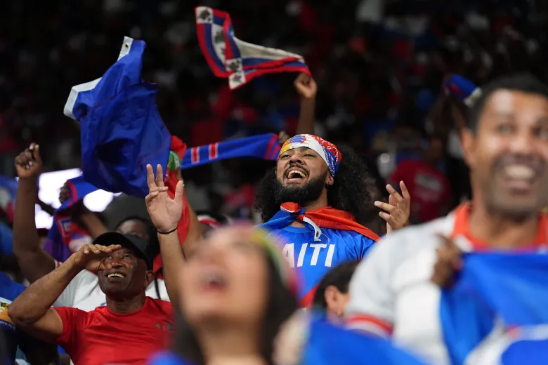 Supporters haïtiens encouragent lors de la seconde mi-temps d’un match amical contre le Pérou, à Miami, le 5 juin 2026. (AP Photo/Rebecca Blackwell)