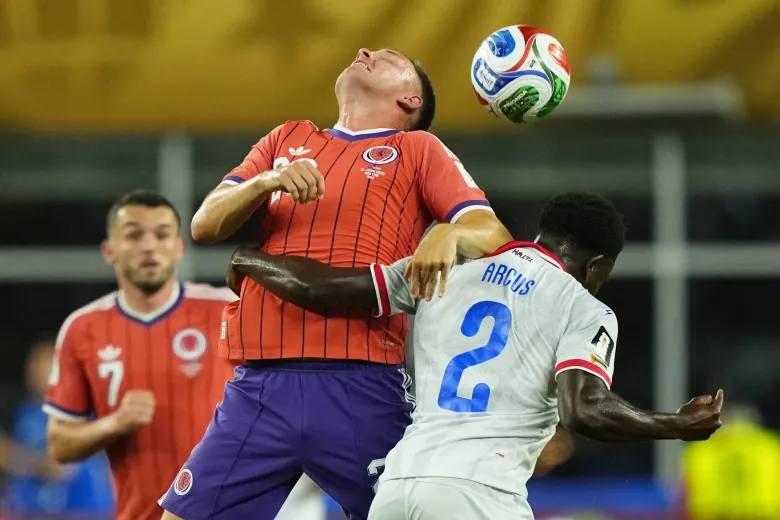 Carlens Arcus (2) d’Haïti et Lawrence Shankland (20) d’Écosse s’affrontent de la tête lors du match de groupe en Coupe du Monde entre Haïti et l’Écosse à Foxborough, dans le Massachusetts, le samedi 13 juin 2026. (AP Photo/Martin Meissner)