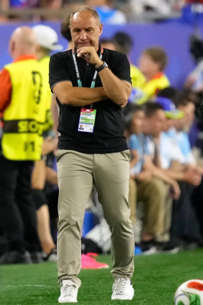 L’entraîneur de l’équipe haïtienne, Sébastien Migné, observe lors du match contre l’Écosse en Coupe du Monde à Foxborough, Massachusetts, le 13 juin 2026.