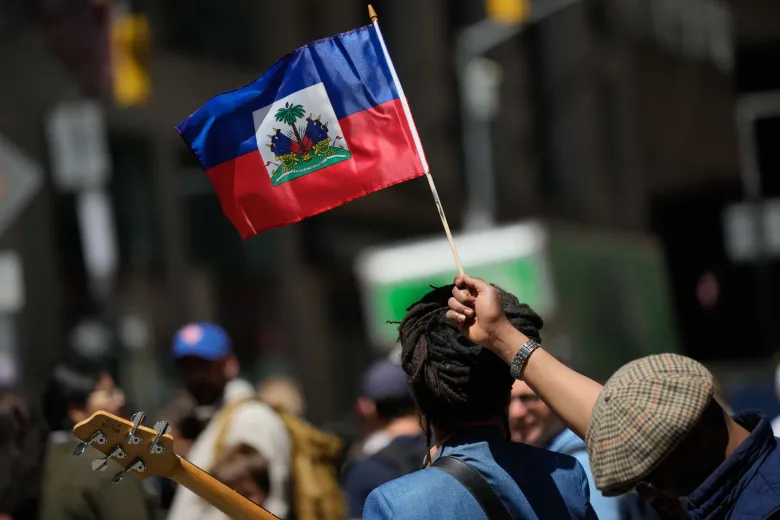 Le maire Éric Adams fait un discours lors d’une cérémonie de levée du drapeau en l’honneur d’Haïti, à Central Park, à Manhattan, le mercredi 17 mai 2023.