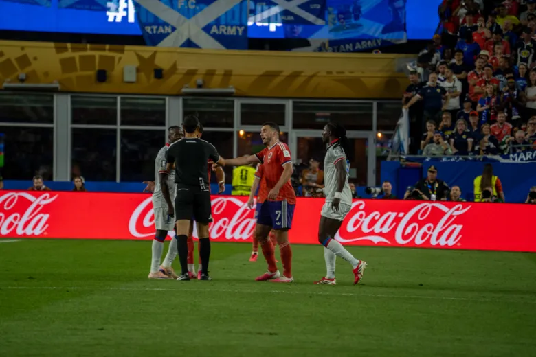 Comment la FIFA peut-elle limiter les biais des arbitres sur le terrain, qu'ils soient réels ou perçus ?