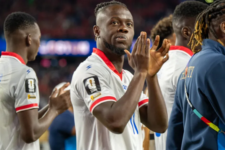 Joueur hamlté par le public après la défaite d’Haïti contre l’Écosse au stade Gillette de Foxborough