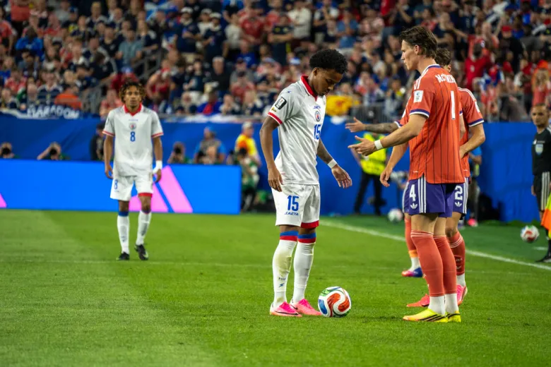 L’attaquant Ruben Providence (15) de Les Grenadiers se tient au-dessus du ballon lors du match du Groupe C en Coupe du Monde 2026 à Gillette Stadium, Foxborough, Massachusetts, le 13 juin 2026. Photo de Fredner Cayemitte / The Haitian Times.