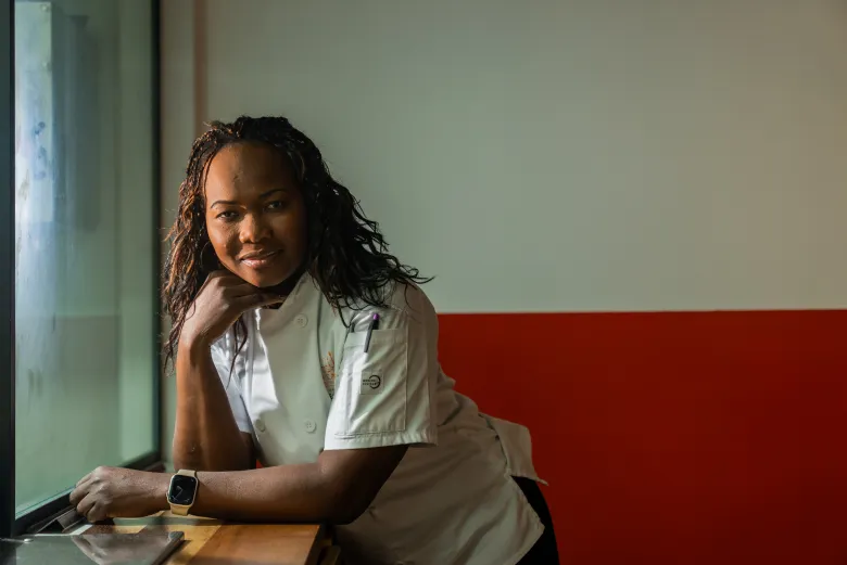 La chef Eva Volmar à la passe dans le restaurant La Cachette du Coin à Brooklyn, vendredi 29 mai 2026. Photo d’Allison Hunter pour The Haitian Times.