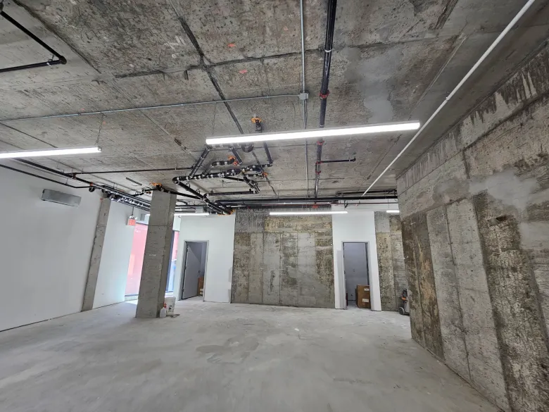 Vue depuis le sol du sous-toit au deuxième étage où le système de ventilation pour La Cachette du Coin est installé, à l’arrière du local au 625 Rogers Avenue à Brooklyn, jeudi 14 mai 2026. Photo d’Allison Hunter pour The Haitian Times.