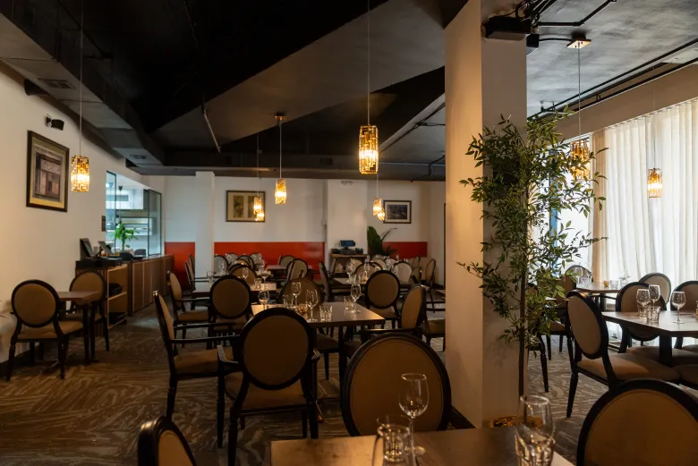 La salle à manger du La Cachette du Coin, où Volmar a dépensé 8 000 dollars par ses propres moyens pour réaliser la moquette après le refus de son entrepreneur de finir le sol, au 625 Rogers Avenue à Brooklyn, le 29 mai 2026. Photo d’Allison Hunter pour The Haitian Times.
