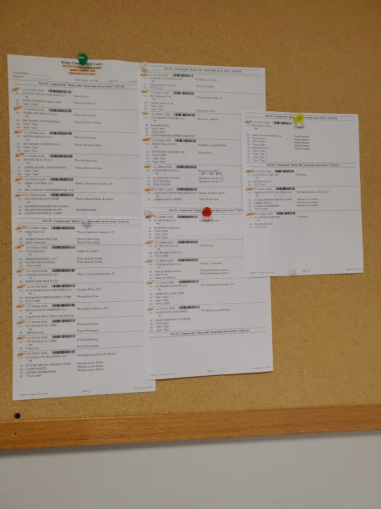 Calendrier judiciaire affiché devant la salle d’audience immobilière de Brooklyn, mentionnant le cas La Cachette du Coin contre 625 Rogers.