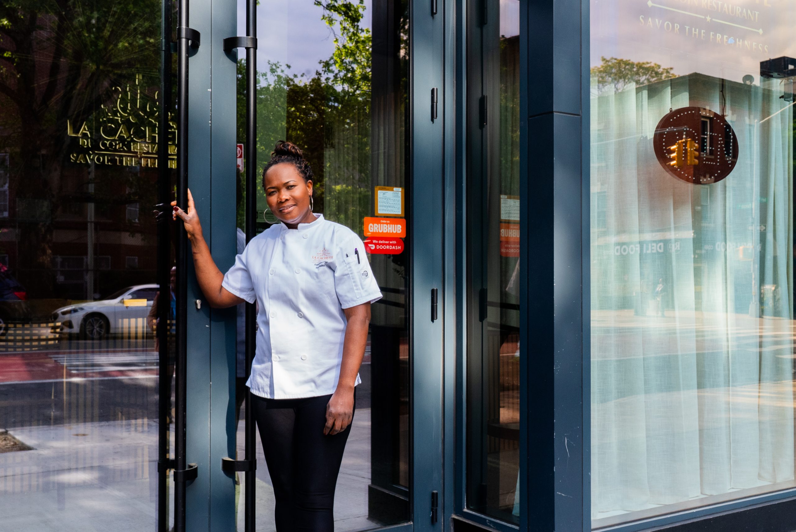 Chef haïtienne sacrifie toutes ses économies pour son restaurant : son propriétaire réclame 2,5 millions d'euros pour le conserver
